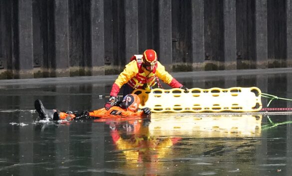 56aktuell_PgmzPBUg Rettungseinsatz auf gefrorenem See mit Rettungsschwimmer und Trage.