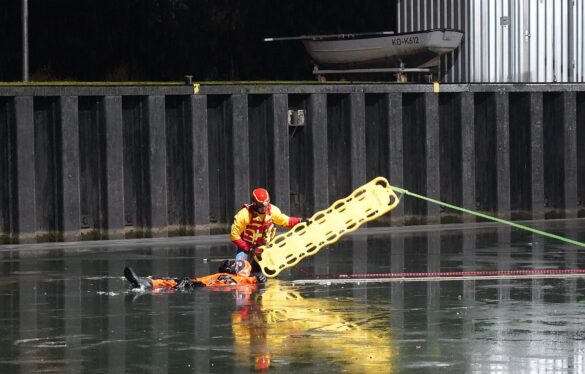 56aktuell_XZ9HQotF Rettungseinsatz auf einem zugefrorenen Gewässer bei Nacht.