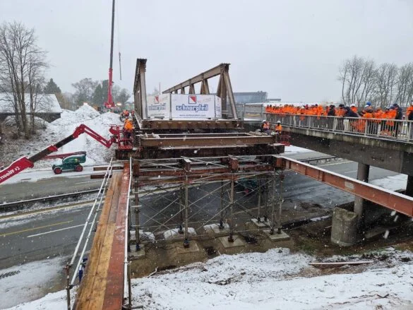 56aktuell_Zi9WROXV Bauarbeiter demontieren eine Brücke im Schnee.
