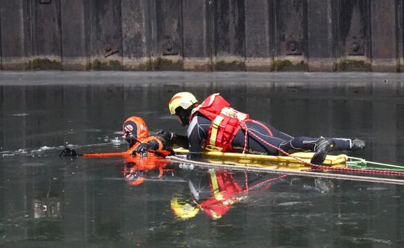 56aktuell_dLQ8mcKu Rettungskräfte retten Person aus eisigem Wasser.