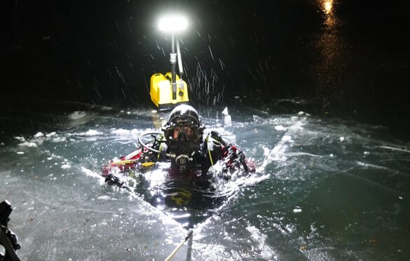 56aktuell_dXAMjeFa Taucher bricht durch die Eisoberfläche in der Nacht