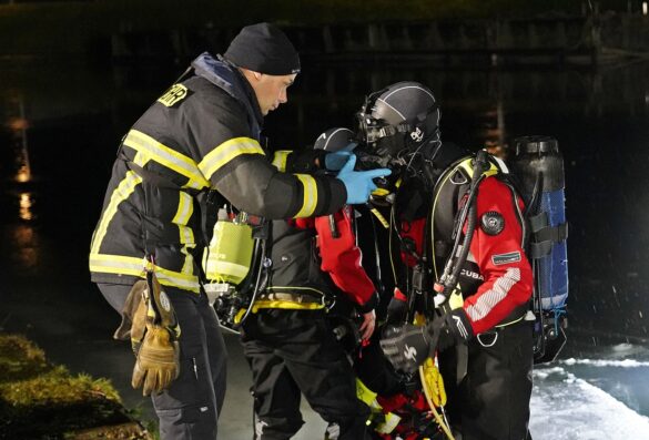 56aktuell_ierVP0Am Rettungstaucher bereiten sich nachts auf einen Einsatz vor.
