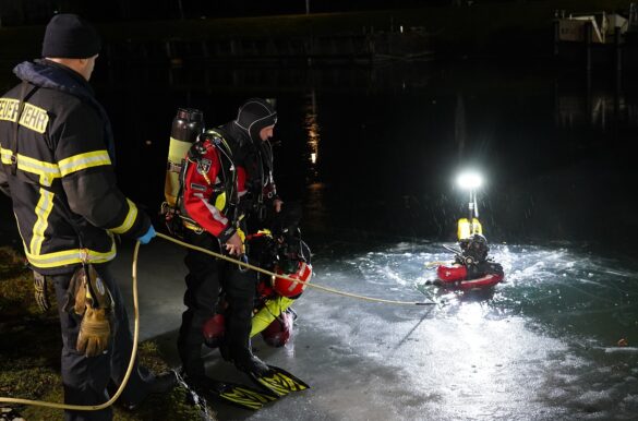 56aktuell_jWjSlzBU Taucher der Feuerwehr bei einem nächtlichen Einsatz im Wasser.