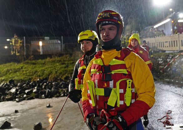 56aktuell_jjSoHyyn Rettungskräfte in Schutzkleidung bei nächtlichem Einsatz im Regen