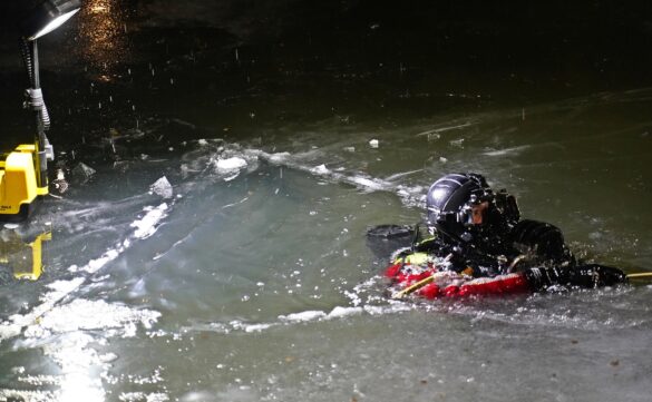 56aktuell_k5jnsb8M Taucher bricht durch Eisdecke in einem gefrorenen See.