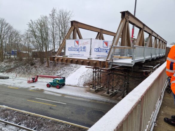 56aktuell_kkpEl10X Brücke im Bau mit Hebemaschine und Gerüst im Winter.