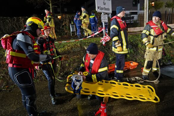 56aktuell_mh0xksiO Rettungskräfte bereiten sich auf einen Einsatz vor.