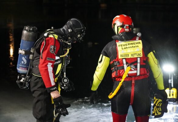 56aktuell_sQLsog97 Zwei Rettungstaucher bei nächtlichem Einsatz am Wasser.