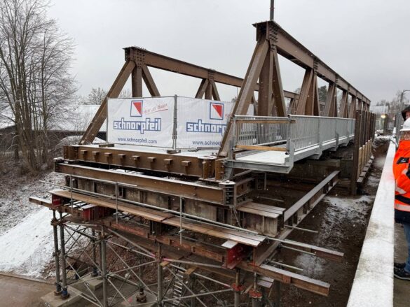56aktuell_xBtmtN1b Brücke im Bau mit Gerüst und Werbebanner im Winter.