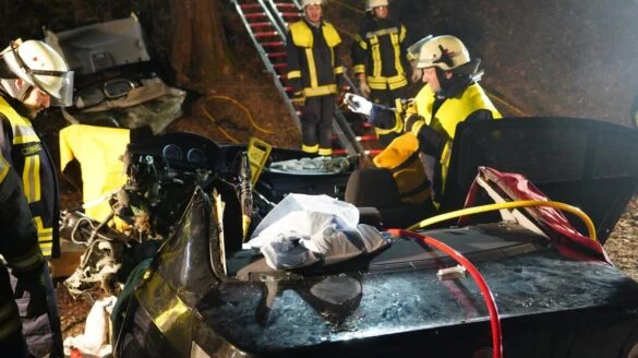 6_56aktuell Feuerwehrleute bei einem Autounfall im Einsatz