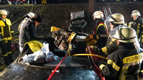 8_56aktuell Feuerwehrleute bei einem nächtlichen Rettungseinsatz an einem Unfallfahrzeug.