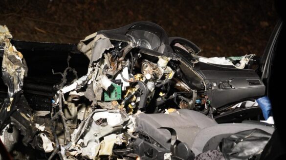 9_56aktuell Schwer beschädigtes Autowrack nach einem Unfall bei Nacht.