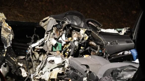 9_56aktuell Schwer beschädigtes Autowrack nach einem Unfall bei Nacht.