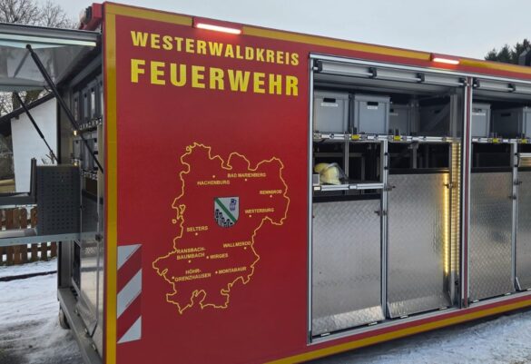 Dreikirchen privat (1) Feuerwehrfahrzeug Westerwaldkreis mit Ausrüstung, 56aktuell.