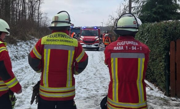 Dreikirchen privat (3) Feuerwehrleute bei einem Einsatz in Dreikirchen, 56aktuell News