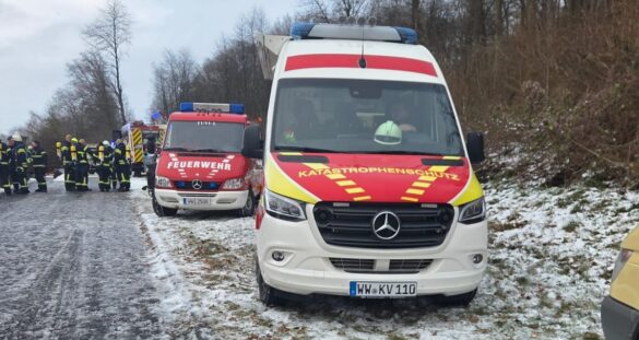 Dreikirchen privat (4) Katastrophenschutzfahrzeug und Feuerwehr bei Dreikirchen im Einsatz, 56aktuell berichtet.