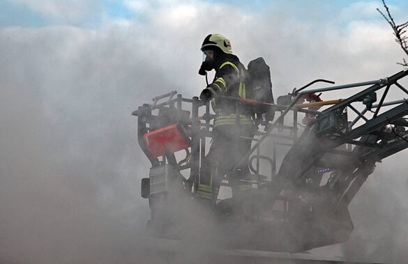 Dreikirchen_Holzhaus_Brand (10)-min Feuerwehrmann bekämpft Brand in Dreikirchen, 56 aktuell berichtet.
