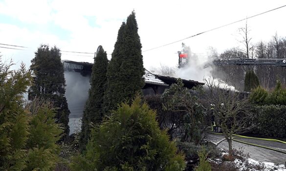 Dreikirchen_Holzhaus_Brand (11)-min Brand in Dreikirchen: Feuerwehr löscht brennendes Holzhaus, 56aktuell berichtet.