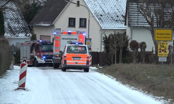 Dreikirchen_Holzhaus_Brand (2)-min Feuerwehreinsatz in Dreikirchen bei einem Holzhausbrand, 56 aktuell berichtet.