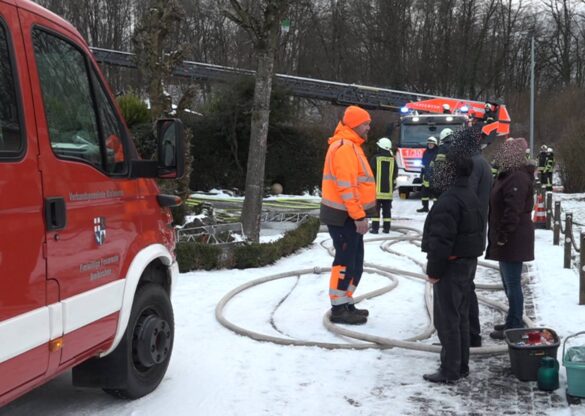 Dreikirchen_Holzhaus_Brand (3)-min Feuerwehr bei Brand eines Holzhauses in Dreikirchen, 56 aktuell berichtet.