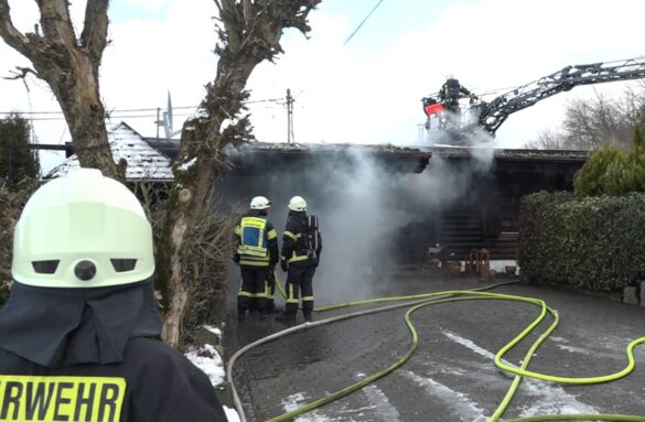 Dreikirchen_Holzhaus_Brand (4)-min Feuerwehr löscht Brand in Dreikirchen Holzhaus, 56aktuell News