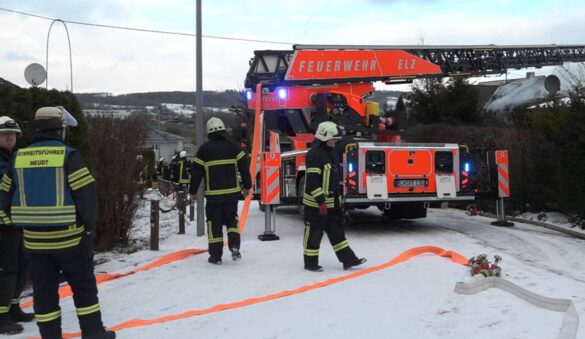 Dreikirchen_Holzhaus_Brand (7)-min Feuerwehr bei einem Brand in Dreikirchen, 56 aktuell berichtet