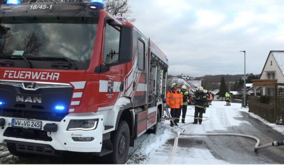 Dreikirchen_Holzhaus_Brand (8)-min Feuerwehr löscht Brand in Dreikirchen, 56aktuell berichtet