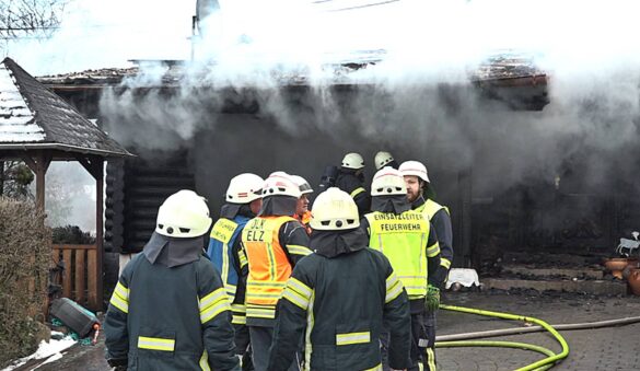 Dreikirchen_Holzhaus_Brand (9)-min Feuerwehr löscht Brand in Dreikirchen, 56aktuell berichtet