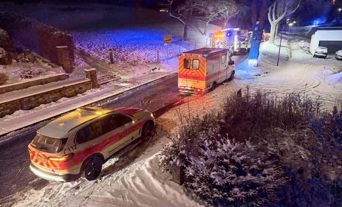 Rettungsfahrzeuge im Schnee bei Nacht, 56aktuell News