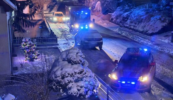 Hartenfels (4)-min Schneebedeckte Straße mit Einsatzfahrzeugen, 56 aktuell News