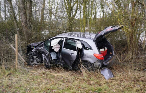 Unfall Dachsenhausen (1)-min Autounfall bei Dachsenhausen, beschädigtes Fahrzeug im Wald, 56aktuell
