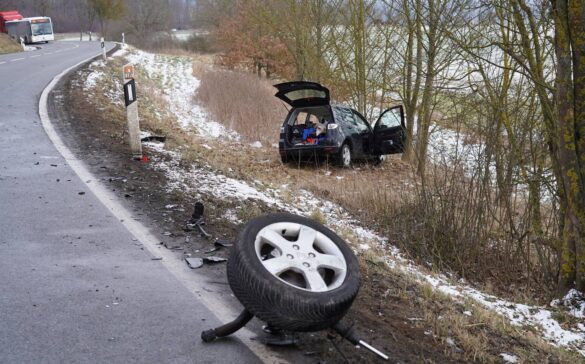 Unfall Dachsenhausen (2)-min Unfall bei Dachsenhausen, Auto im Graben, 56 aktuell berichtet
