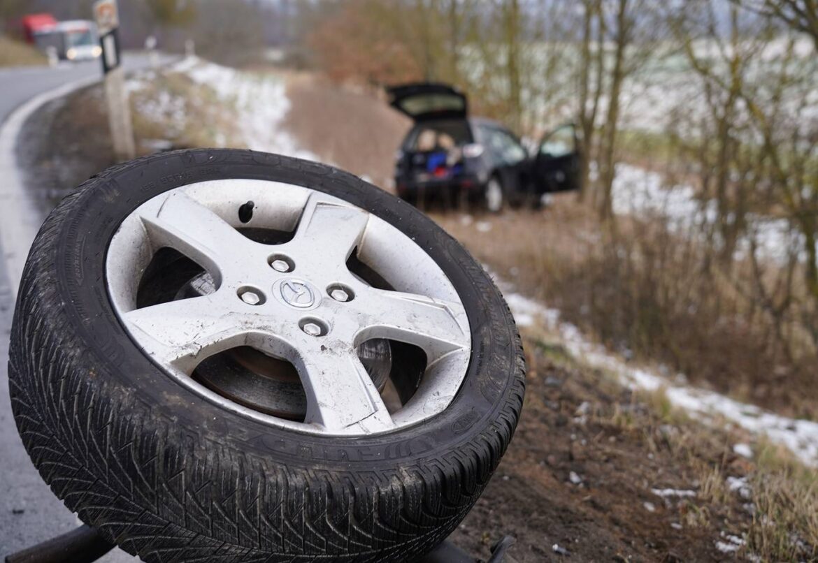 Verkehrsunfall bei Dachsenhausen, Auto im Graben, 56aktuell berichtet