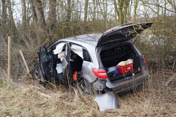Unfall Dachsenhausen (7)-min Unfall in Dachsenhausen, Auto im Graben, 56aktuell News