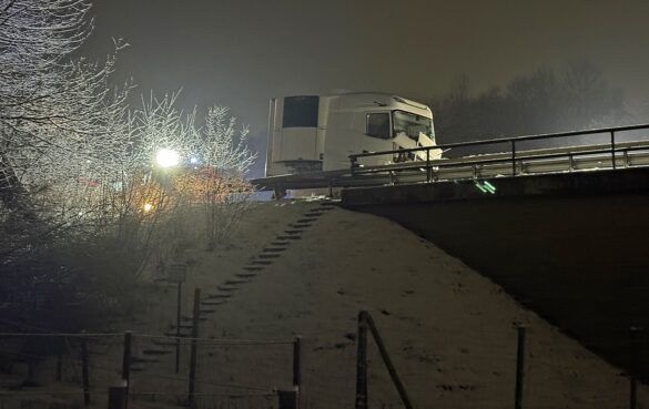 Unfall_A3 (1) Unfall auf der A3 bei Nacht, LKW auf Brücke, 56aktuell News