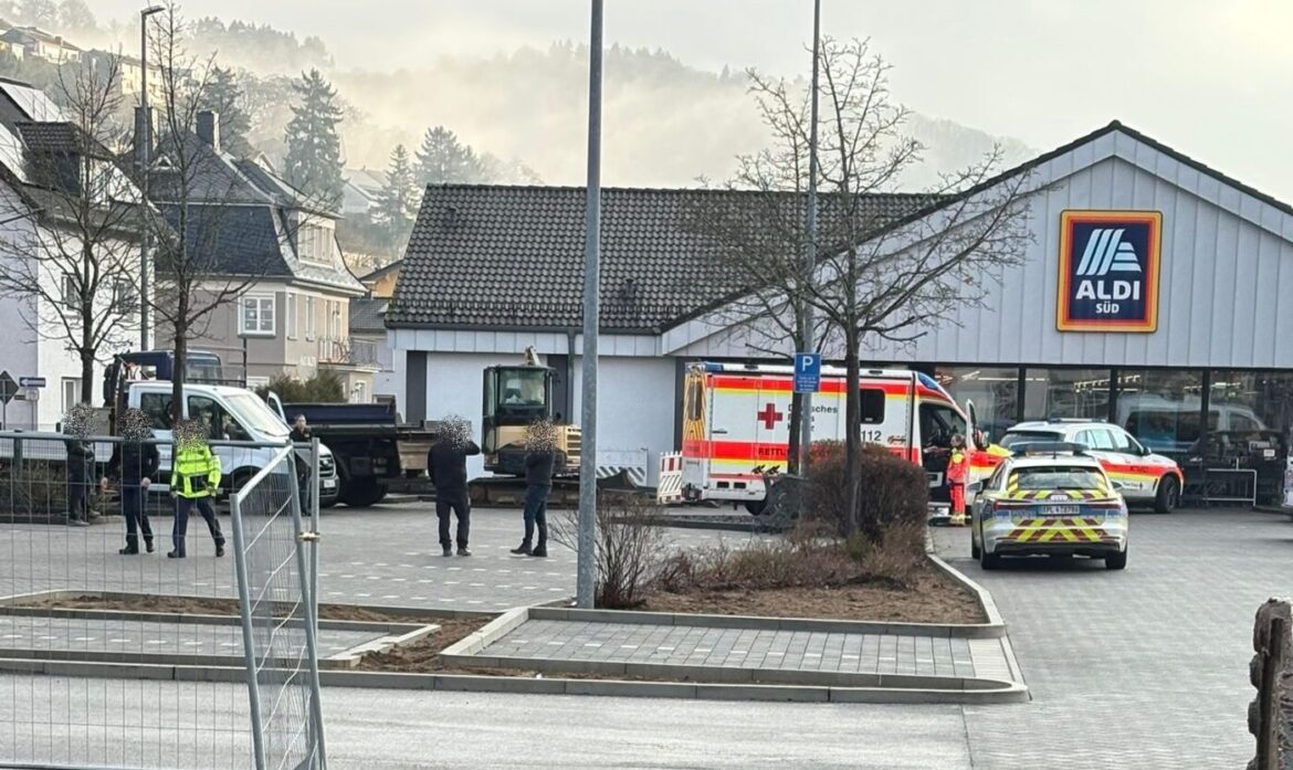 Unfall vor einem Aldi-Geschäft mit Rettungsfahrzeugen.