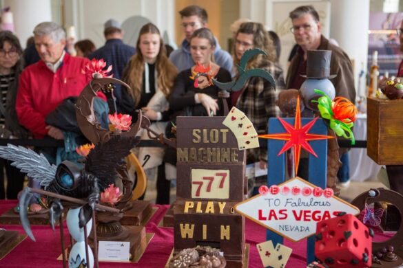 championnat-du-chocolat-zeigt-schokoladenkunst_02-min_56aktuell Schokoladenkunstwerke auf einer Ausstellung mit interessierten Besuchern.