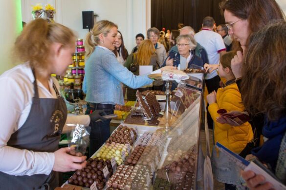 championnat-du-chocolat-zeigt-schokoladenkunst_05-min_56aktuell Menschen genießen eine Ausstellung von Schokoladenkunst auf einer Messe.