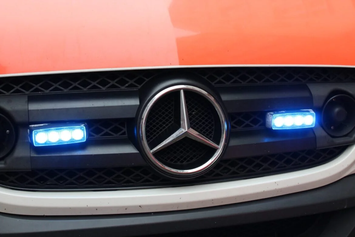 Front eines Rettungswagens mit Blaulicht