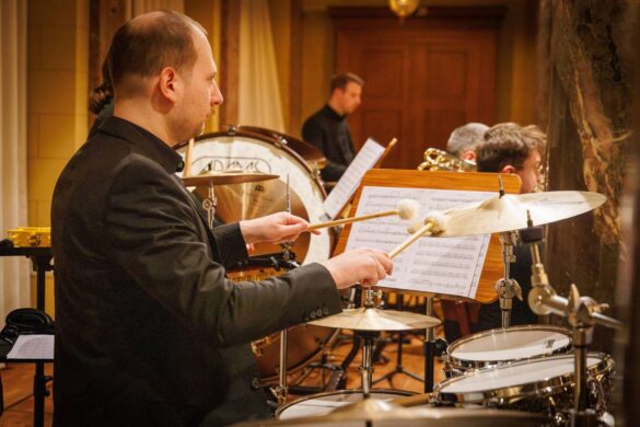 neujahrsempfang_badems_17-01-26_56-min_56aktuell Schlagzeuger spielt bei einem Neujahrsempfang in Bad Ems.