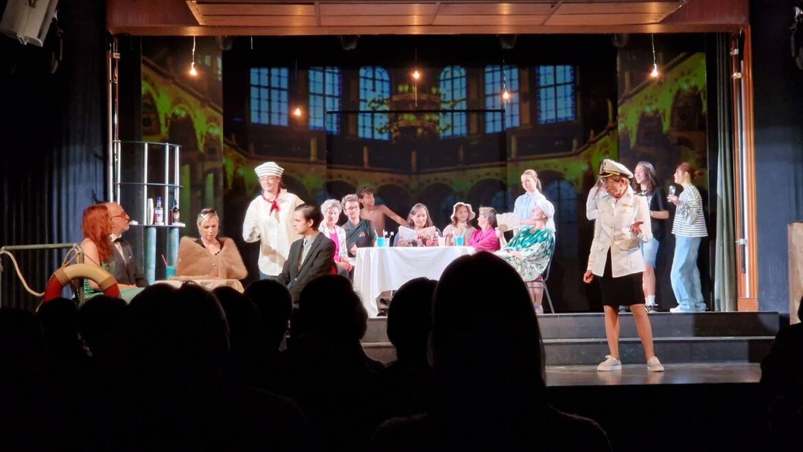 Theateraufführung mit mehreren Personen auf der Bühne in der Aula des Johannes-Gymnasiums in Lahnstein.
