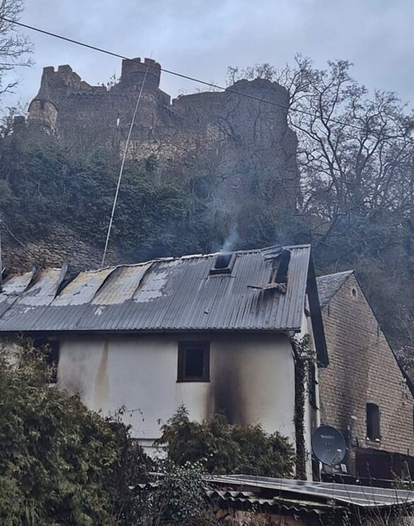 reichenberg-1_56aktuell Ruine einer Burg über einem alten Haus mit beschädigtem Dach.
