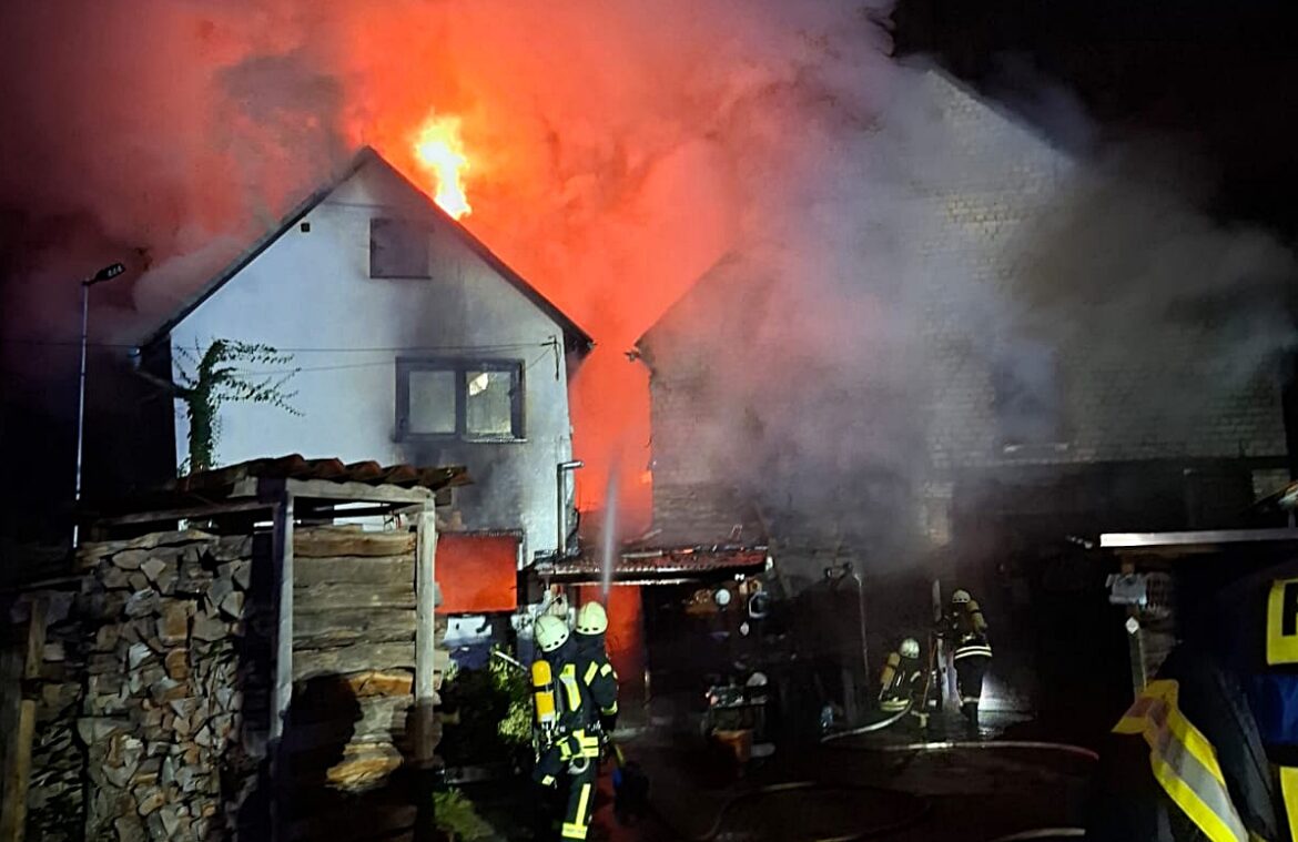 Feuerwehrleute bekämpfen nächtlichen Hausbrand in Reichenberg.