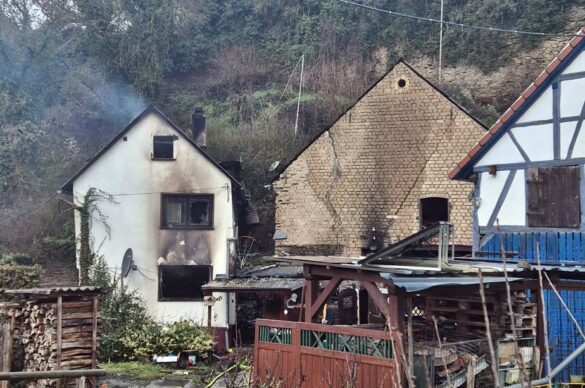 reichenberg-3_56aktuell Verbranntes Haus in Reichenberg mit sichtbarem Rauch und Schäden.