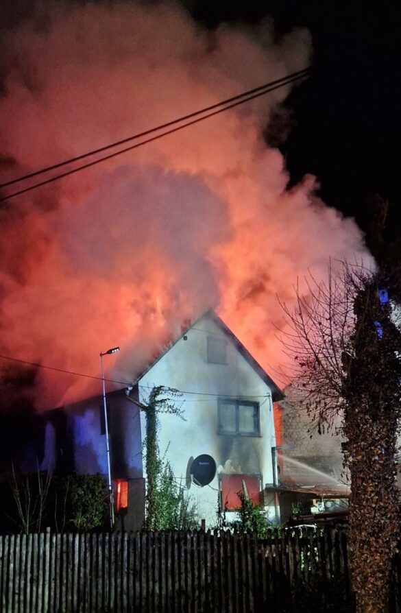 reichenberg-4_56aktuell Hausbrand in der Nacht mit starkem Rauch und Flammen.