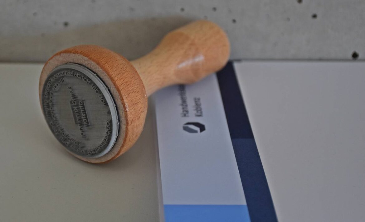 Holzstempel auf einem Dokument der Handwerkskammer Koblenz.