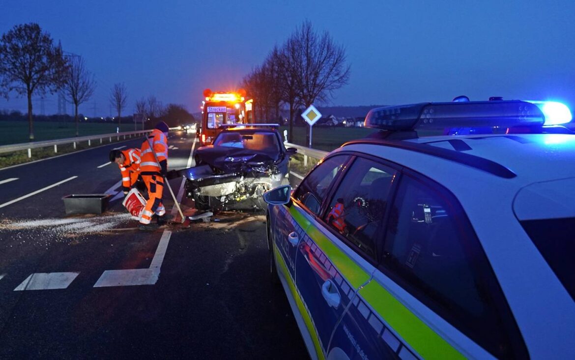 Verkehrsunfall auf der K65 bei Nacht mit Einsatzfahrzeugen.