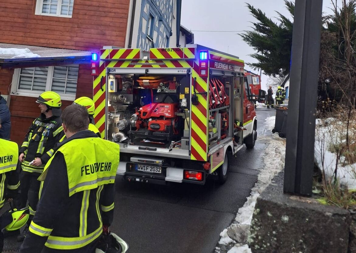 Feuerwehrfahrzeug im Einsatz in einer Wohngegend.