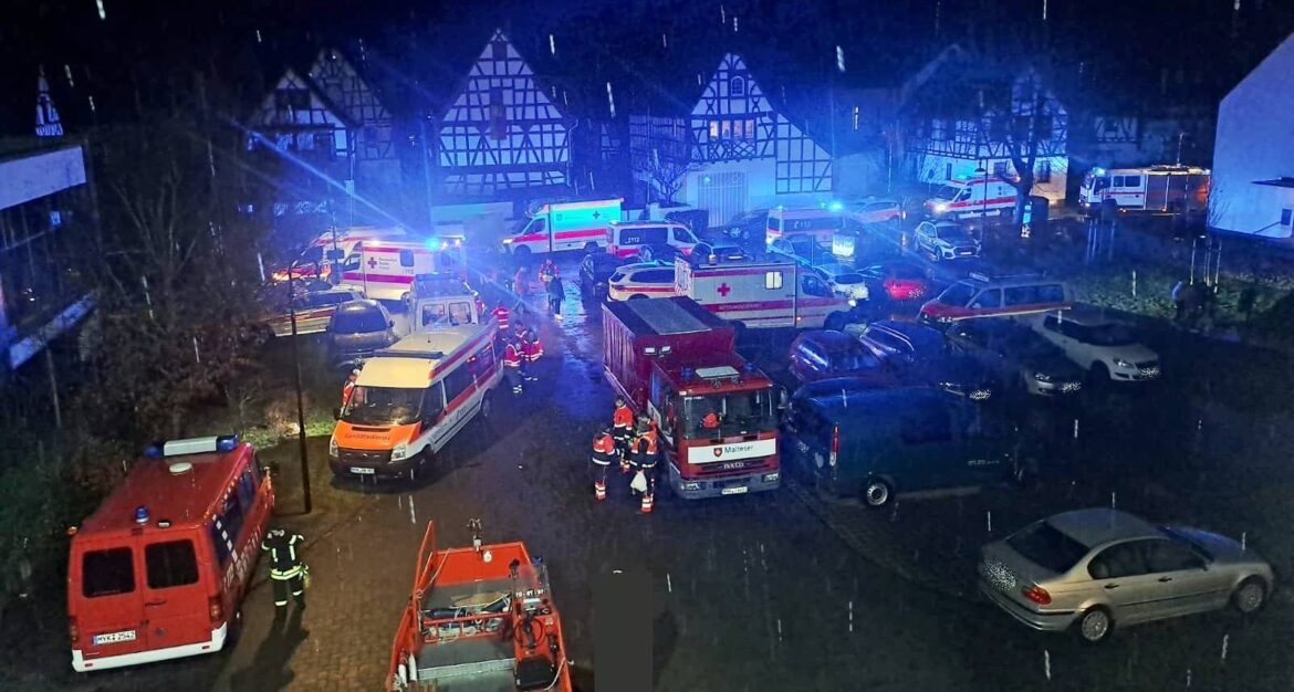 Einsatz der Freiwilligen Feuerwehr Spay bei Nacht mit mehreren Einsatzfahrzeugen.