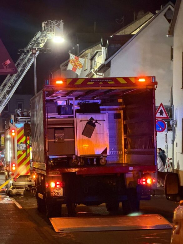 kamin-lahnstein-3-min_56aktuell Feuerwehreinsatz bei Nacht in Lahnstein, Leiterwagen und Einsatzfahrzeug.